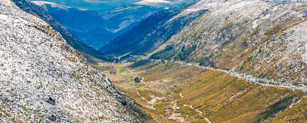 Van tour pela Serra da Estrela, explorando as paisagens cobertas de neve, com paragens em pontos altos e vistas deslumbrantes no ponto mais alto de Portugal Continental.