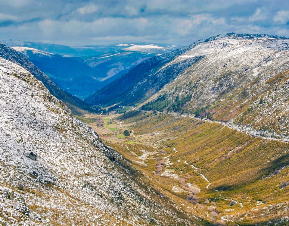 Van tour pela Serra da Estrela, explorando as paisagens cobertas de neve, com paragens em pontos altos e vistas deslumbrantes no ponto mais alto de Portugal Continental.