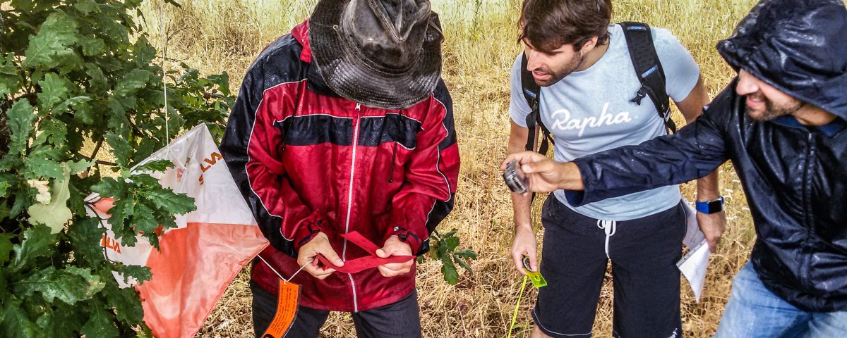 Jogo de orientação por equipas em qualquer local de Portugal, utilizando carta militar para desafios de navegação e estratégia ao ar livre.