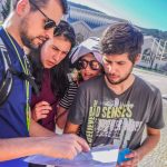 Jogo de orientação por equipas em qualquer local de Portugal, utilizando carta militar para desafios de navegação e estratégia ao ar livre.