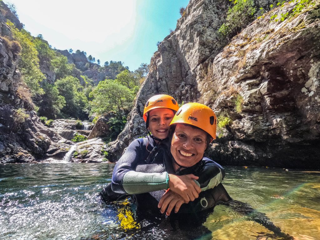 Canyoning na Ribeira da Pena, em Góis, Coimbra, na Serra da Lousã, com rapel e saltos emocionantes, ideal para soft canyoning, acessível a partir de Lisboa e Porto.
