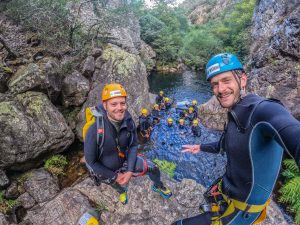 Canyoning na Ribeira da Pena, em Góis, Coimbra, na Serra da Lousã, com rapel e saltos emocionantes, ideal para soft canyoning, acessível a partir de Lisboa e Porto.