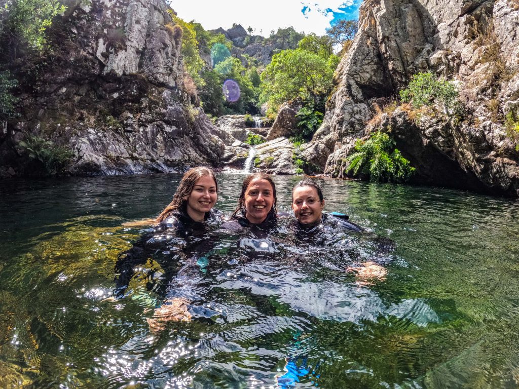 Canyoning na Ribeira da Pena, em Góis, Coimbra, na Serra da Lousã, com rapel e saltos emocionantes, ideal para soft canyoning, acessível a partir de Lisboa e Porto.