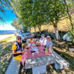 Passeio de jipe 4x4 off-road pela Serra da Estrela, explorando Torre, Loriga, Manteigas, Seia, Covilhã e Guarda, com vista para a neve no ponto mais alto a 2000m.