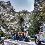 Passeio de jipe 4x4 off-road pela Serra da Estrela, explorando Torre, Loriga, Manteigas, Seia, Covilhã e Guarda, com vista para a neve no ponto mais alto a 2000m.