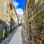 Passeio de jipe 4x4 off-road pela Serra da Estrela, explorando Torre, Loriga, Manteigas, Seia, Covilhã e Guarda, com vista para a neve no ponto mais alto a 2000m.
