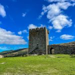Passeio de jipe 4x4 off-road pela Serra da Estrela, explorando Torre, Loriga, Manteigas, Seia, Covilhã e Guarda, com vista para a neve no ponto mais alto a 2000m.
