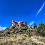 Passeio de jipe 4x4 off-road pela Serra da Estrela, explorando Torre, Loriga, Manteigas, Seia, Covilhã e Guarda, com vista para a neve no ponto mais alto a 2000m.