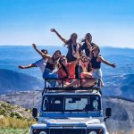 Passeio de jipe 4x4 off-road pela Serra da Estrela, explorando Torre, Loriga, Manteigas, Seia, Covilhã e Guarda, com vista para a neve no ponto mais alto a 2000m.