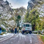 Passeio de jipe 4x4 off-road pela Serra da Estrela, explorando Torre, Loriga, Manteigas, Seia, Covilhã e Guarda, com vista para a neve no ponto mais alto a 2000m.