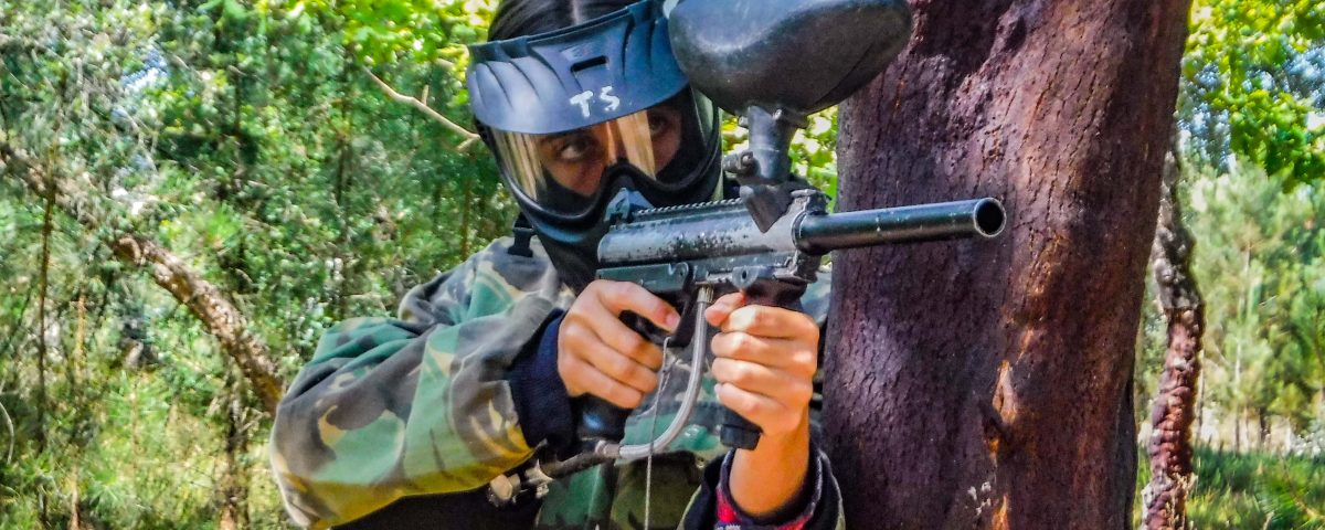 Paintball na Aldeia Abandonada em Góis, Lousã, Coimbra ou em qualquer local de Portugal, aventura emocionante com desafios de estratégia e diversão para grupos.