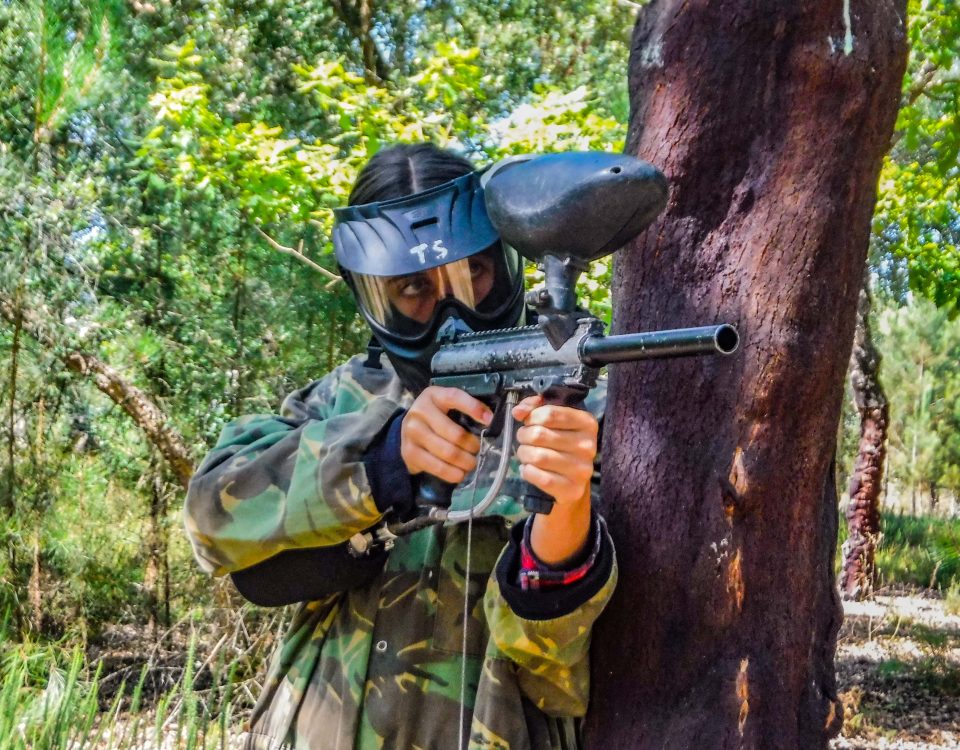 Paintball na Aldeia Abandonada em Góis, Lousã, Coimbra ou em qualquer local de Portugal, aventura emocionante com desafios de estratégia e diversão para grupos.