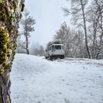 Passeio de jipe 4x4 off-road pela Serra da Estrela, explorando Torre, Loriga, Manteigas, Seia, Covilhã e Guarda, com vista para a neve no ponto mais alto a 2000m.