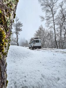 Passeio de jipe 4x4 off-road pela Serra da Estrela, explorando Torre, Loriga, Manteigas, Seia, Covilhã e Guarda, com vista para a neve no ponto mais alto a 2000m.