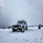 Passeio de jipe 4x4 off-road pela Serra da Estrela, explorando Torre, Loriga, Manteigas, Seia, Covilhã e Guarda, com vista para a neve no ponto mais alto a 2000m.
