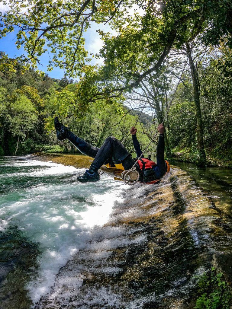 Caminhada aquática no rio Ceira, em Góis, Coimbra, uma experiência de soft canyoning perfeita para trilha aquática e aventura na natureza.
