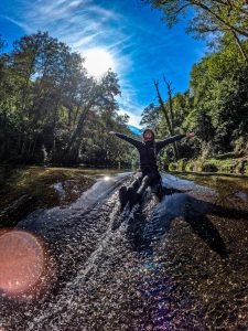 Caminhada aquática no rio Ceira, em Góis, Coimbra, uma experiência de soft canyoning perfeita para trilha aquática e aventura na natureza.