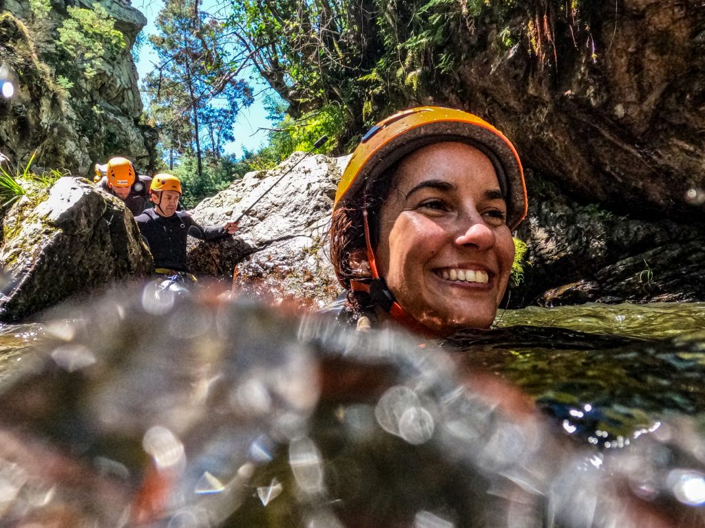 Canyoning na Ribeira da Pena, em Góis, Coimbra, na Serra da Lousã, com rapel e saltos emocionantes, ideal para soft canyoning, acessível a partir de Lisboa e Porto.