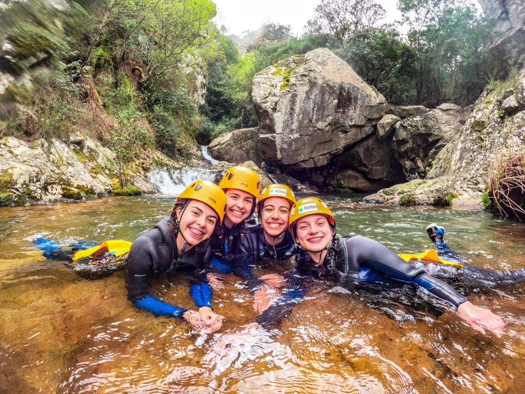 Canyoning na Ribeira da Pena, em Góis, Coimbra, na Serra da Lousã, com rapel e saltos emocionantes, ideal para soft canyoning, acessível a partir de Lisboa e Porto.