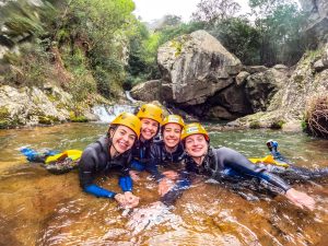 Canyoning na Ribeira da Pena, em Góis, Coimbra, na Serra da Lousã, com rapel e saltos emocionantes, ideal para soft canyoning, acessível a partir de Lisboa e Porto.